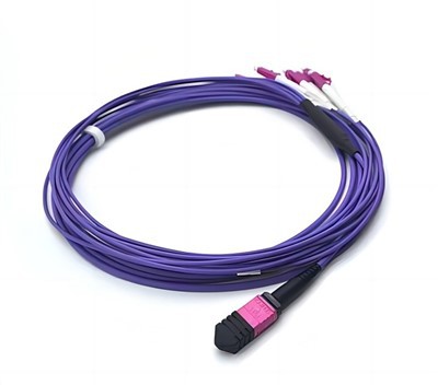 0.5m Wanita MTP sampai 4 X LC Multimode OM4 8 Cores 50 / 125μm Kabel Pelarian Ungu
